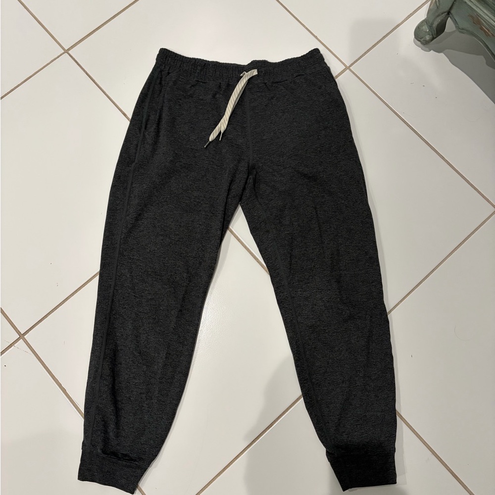 Vuori Charcoal Gray Joggers - Capri